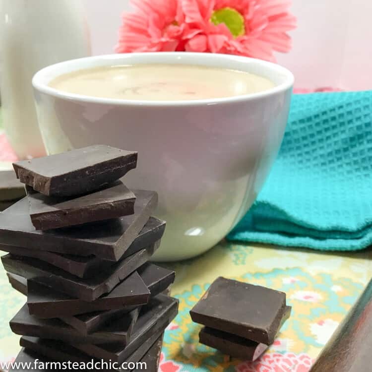 This Paleo & Whole30 Mocha Latte only uses 4 ingredients! Made with only coffee, coconut milk, cacao powder + ground vanilla beans, it's a guilt-free way to start your morning! <3