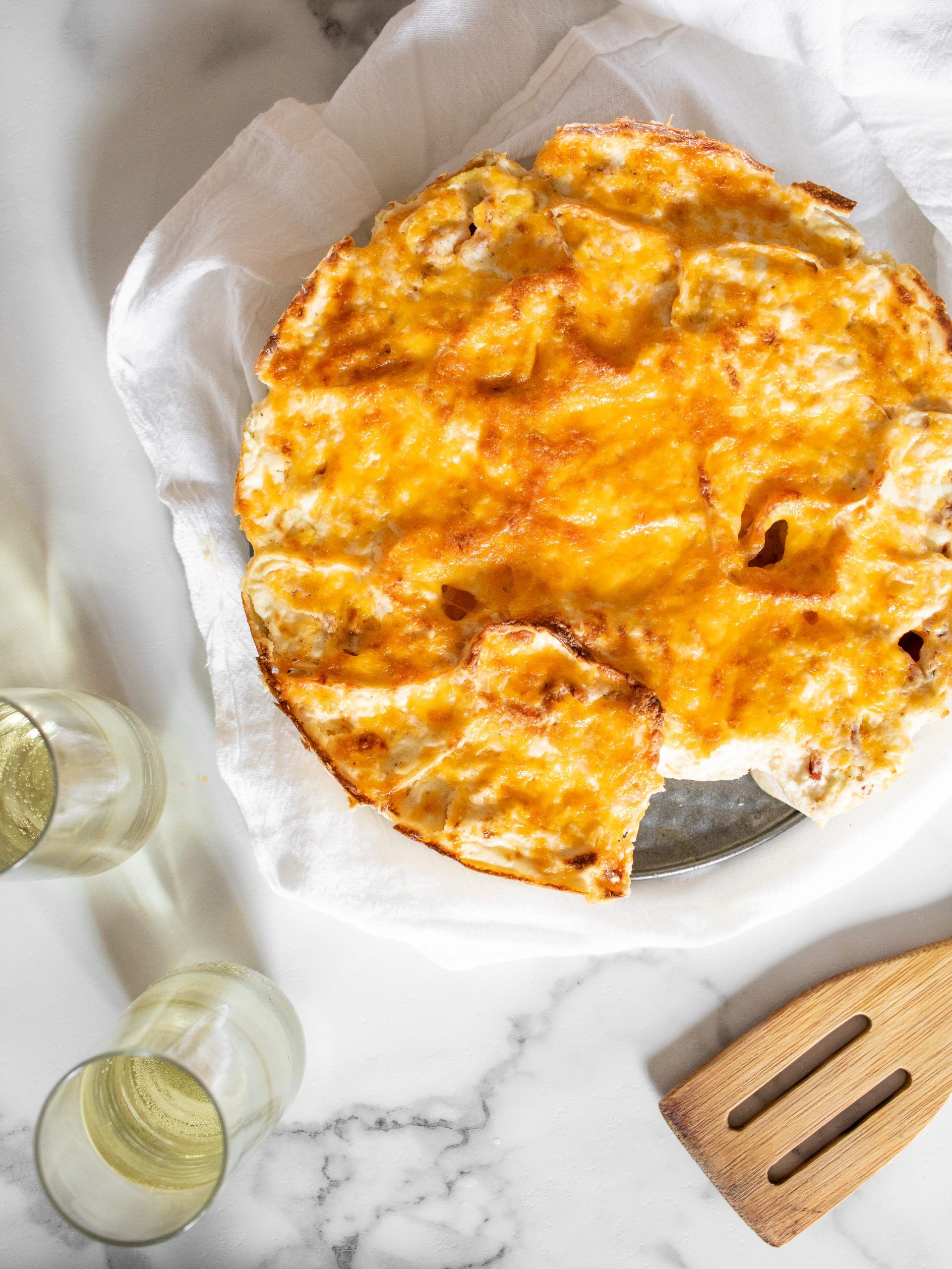 CHEESY KETO BREAKFAST PULL-APART WITH WHITE PEPPER GRAVY